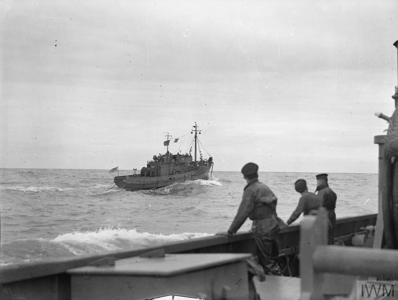 Motor Minesweeper 87 off Devonport March 1943